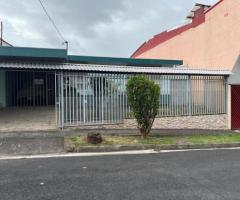 Casa con jardín, terraza y cochera doble Ubicada en Jardines de Cascajal en venta
